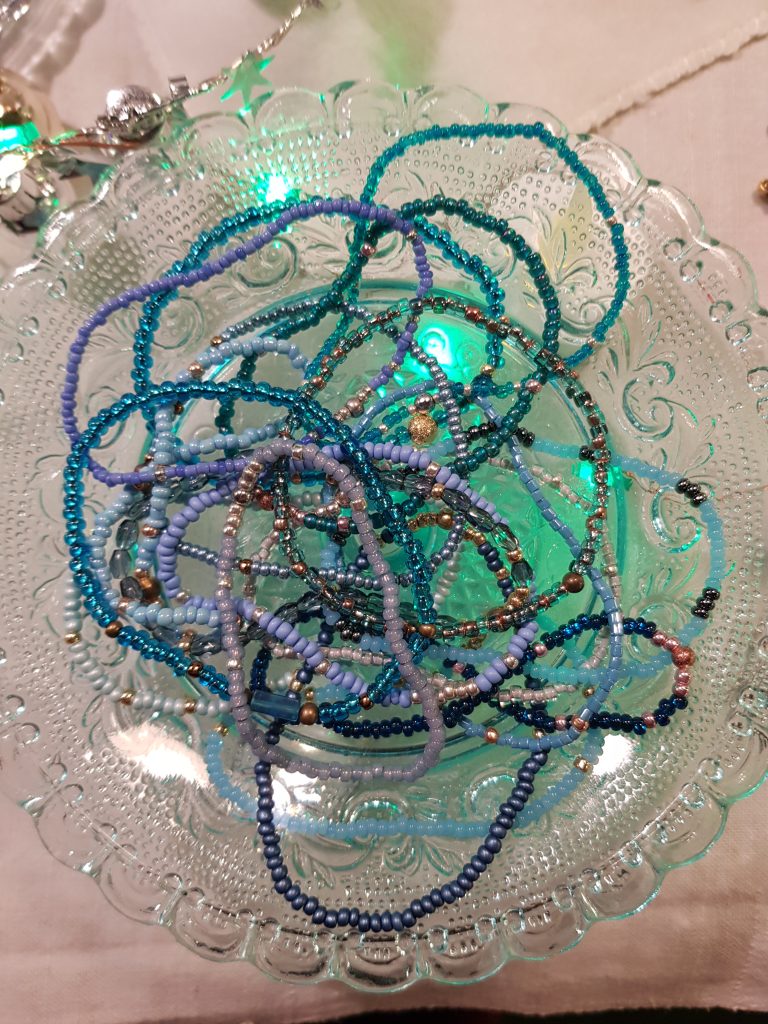 Armbänder in blau und türkis